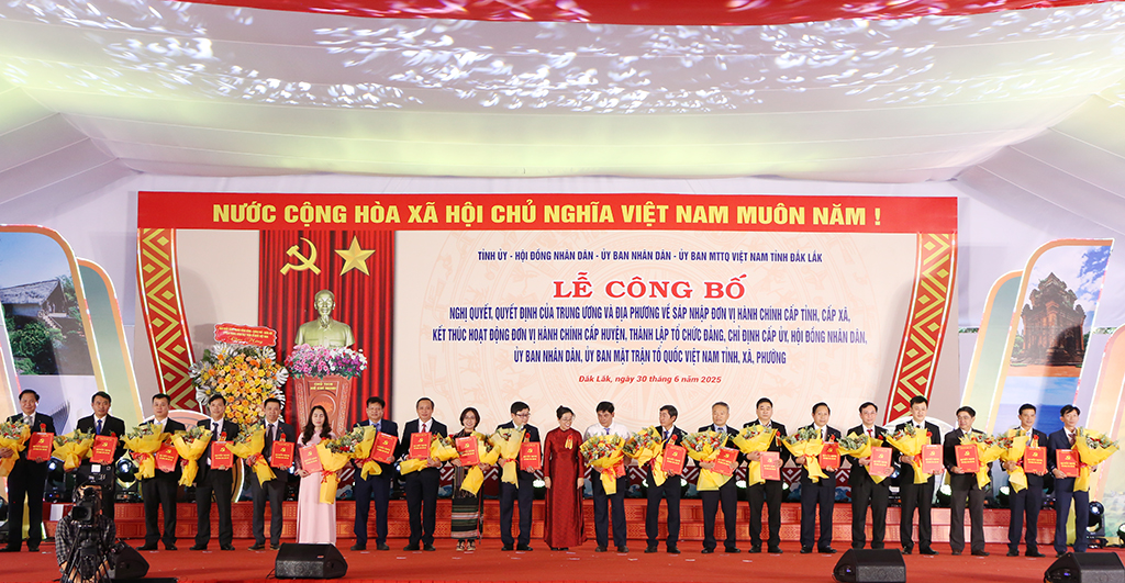 Đồng chí Huỳnh Thị Chiến Hòa - Phó Bí thư Tỉnh ủy trao Quyết định và tặng hoa chúc mừng các đồng chí Bí thư Đảng ủy xã, phường.